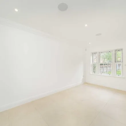 Image 9 - Bramley Close, London, NW7 4BR, United Kingdom - Apartment for rent