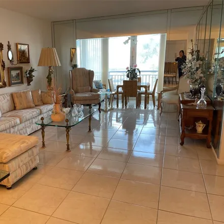 Image 2 - 934 Hillcrest Drive, Hollywood, FL 33021, USA - Condo for sale