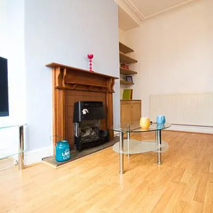 Rent this 3 bed townhouse on Lumley Avenue in Leeds, LS4 2LS