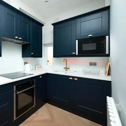 Image 5 - Basing Hill, Childs Hill, London, NW11 8TG, United Kingdom - House for rent