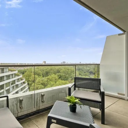 Image 8 - The Cascades, Sopwith Way, London, SW11 8NS, United Kingdom - Apartment for sale