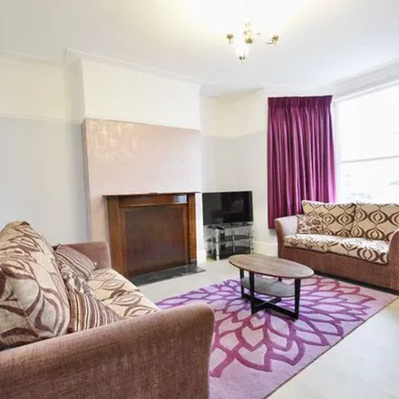 Image 3 - St. Albans Road, Seven Kings, London, IG3 8NN, United Kingdom - Townhouse for rent