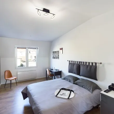 Rent this 5 bed room on 5 Rue des Avants in 92700 Colombes, France