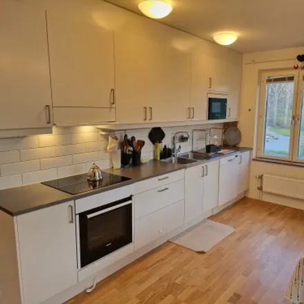 Rent this 4 bed condo on Kallhälsparken Hus 2 in Ulvsättragränd 10, 176 77 Järfälla kommun