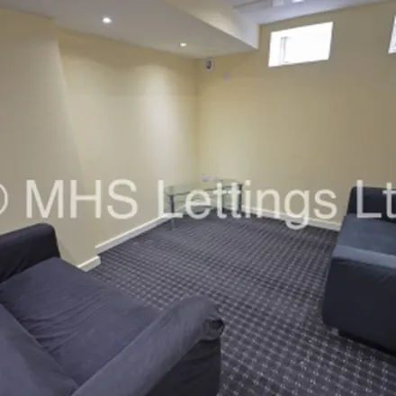 Image 7 - One Stop, Wesley Court, Leeds, LS6 2FD, United Kingdom - Townhouse for rent