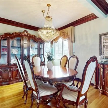 Image 5 - 28-03 208th Street, New York, NY 11360, USA - House for sale