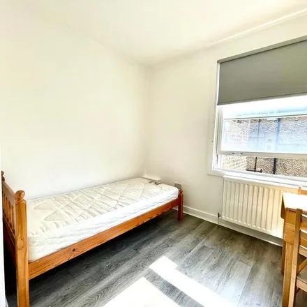 Image 2 - Earl's Court Square, London, SW5 9UD, United Kingdom - Apartment for rent