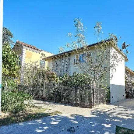 Buy this 16 bed house on 910 South Catalina Street in Los Angeles, CA 90006