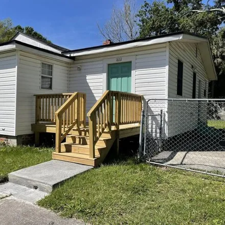 Rent this 3 bed house on 1857 West 6th Street in College Park, Jacksonville