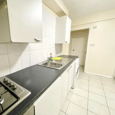 Rent this 3 bed duplex on Amersham Avenue in London, N18 1DS