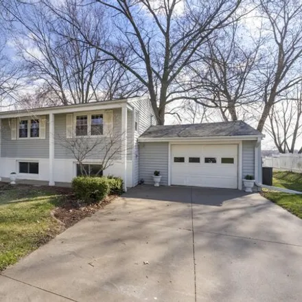 Image 2 - 2139 Crestline Drive, Muscatine, IA 52761, USA - House for sale