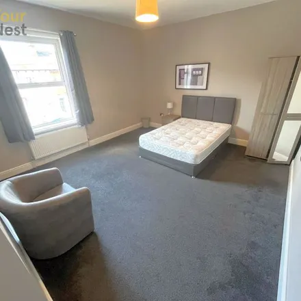 Image 5 - Clifford Place, Churwell, LS27 7PP, United Kingdom - Apartment for rent