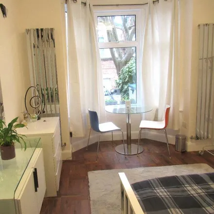 Rent this studio duplex on Holly Road in London, TW1 4BX