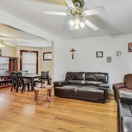 Image 7 - 3923 North Spaulding Avenue, Chicago, IL 60659, USA - House for sale