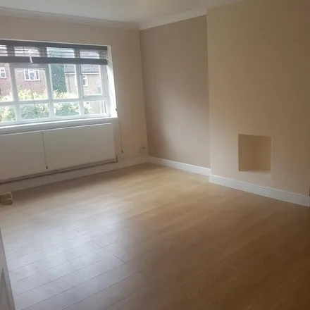 Image 3 - Elmshurst Crescent, London, N2 0LN, United Kingdom - Apartment for rent