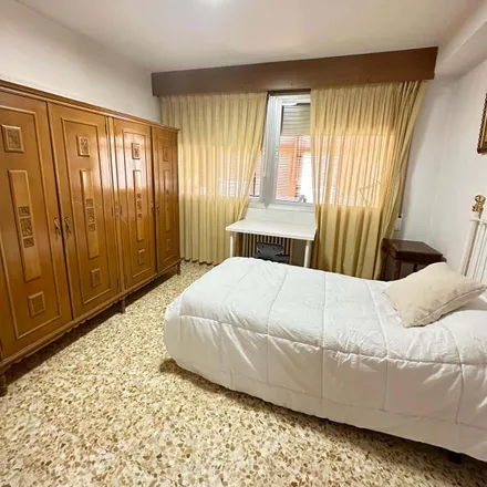 Rent this 5 bed room on Calle Luis Badía in 67, 02004 Albacete