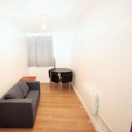 Image 3 - 43 Stepney Green, London, E1 3LE, United Kingdom - Apartment for rent