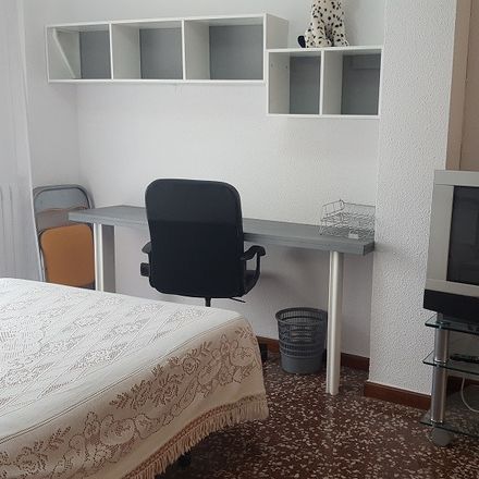Rent this 2 bed room on Calle Santa Orosia 2  50010