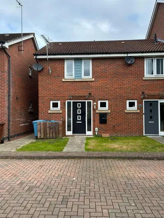 Rent this 3 bed duplex on Hornscroft Park in Hull, HU7 3GY