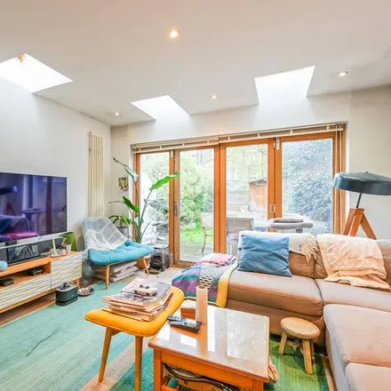 Rent this 2 bed apartment on Brighton Road in London, N16 8EG