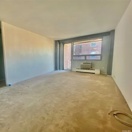 Image 6 - 61-25 97th Street, New York, NY 11374, USA - Apartment for sale