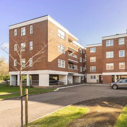 Rent this 3 bed apartment on Oxford Road in Gerrards Cross, SL9 7RD
