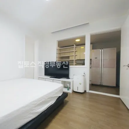 Rent this 1 bed apartment on 서울특별시 강남구 논현동 172-4