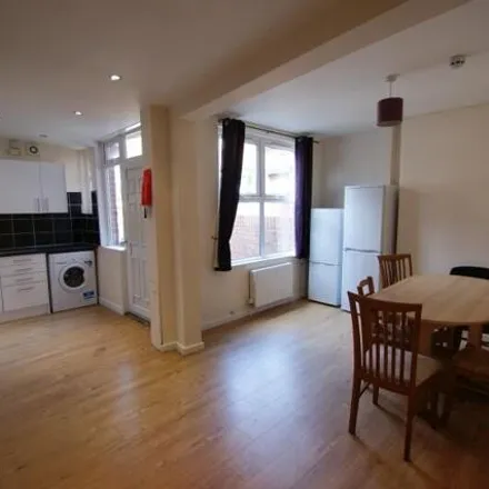 Rent this 6 bed townhouse on 39-91 Headingley Mount in Leeds, LS6 3EW