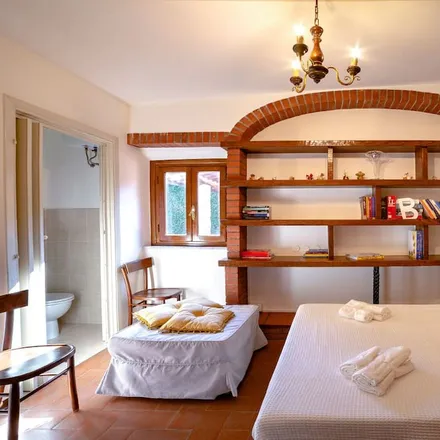 Rent this 2 bed townhouse on Lucca