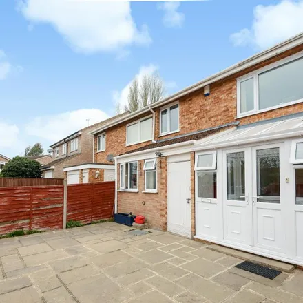 Rent this 3 bed duplex on Holyrood Close in Reading, RG4 6PZ