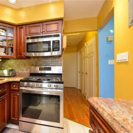 Image 7 - 1319 East 86th Street, New York, NY 11236, USA - House for sale