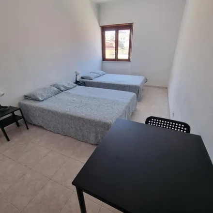 Rent this 4 bed room on Rua do Meio in 2735-340 Sintra, Portugal