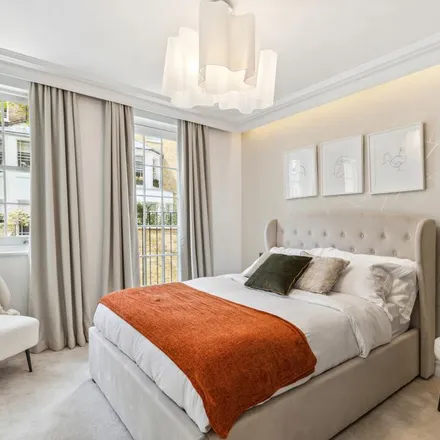 Rent this 5 bed house on 12 Queen's Gate Mews in London, SW7 5QJ