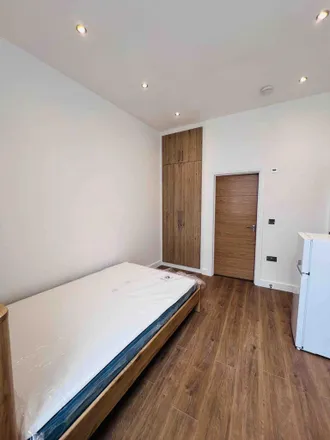 Rent this 9 bed apartment on RBS in Castle Street, Luton
