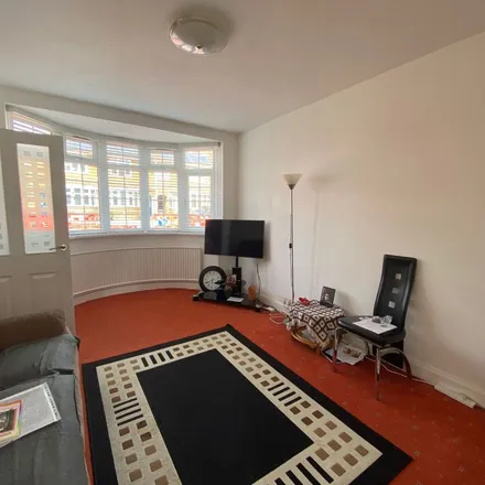 Rent this 3 bed duplex on The Greenway in Leicester, LE4 5DE