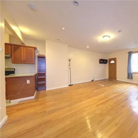 Image 3 - 21-20 33rd Street, New York, NY 11105, USA - House for sale