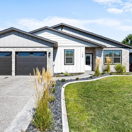 Buy this 3 bed house on 726 Merwin Court in Zillah, WA 98953