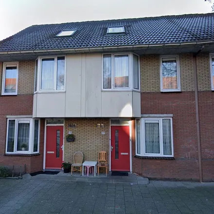 Rent this 4 bed apartment on 1e Pioenstraat 17 in 3073 EL Rotterdam, Netherlands