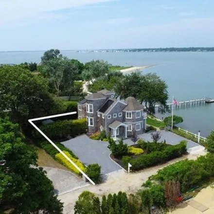 Buy this 3 bed house on 33 Mineola Court in Southampton, Hampton Bays
