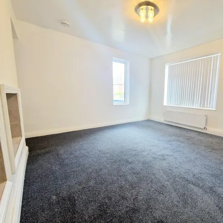 Image 2 - Halliday Road, Manchester, M40 2SU, United Kingdom - Townhouse for rent