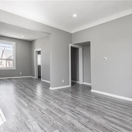 Image 3 - 470 Ferguson Avenue North, Hamilton, ON L8L 3X3, Canada - Apartment for rent