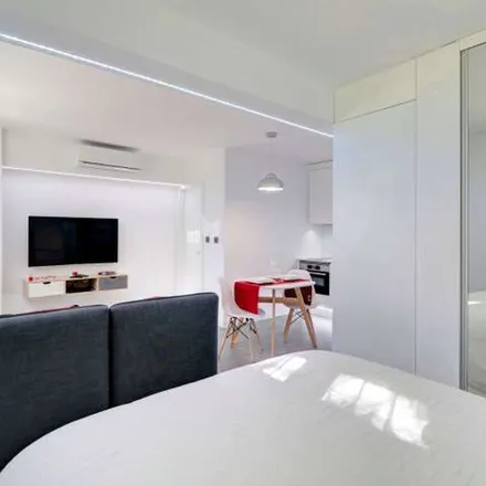 Rent this 1 bed apartment on Aqueduto das Francesas (sistema das Águas Livres) in Estrada da Portela, 2720-461 Amadora