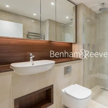 Image 4 - Wandsworth Road, London, SW8 2FW, United Kingdom - Apartment for rent