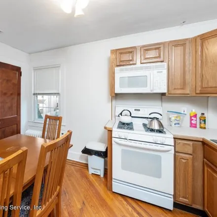 Image 5 - 195 College Ave, New York, 10314 - House for sale
