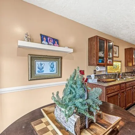 Image 6 - 8437 Quail Hollow Road, Indianapolis, IN 46260, USA - Condo for sale