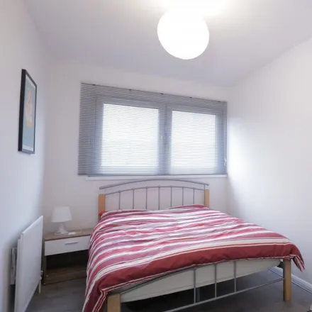 Rent this 4 bed room on Corringham Road in London, NW11 7BX