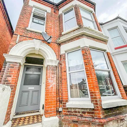 Rent this 8 bed duplex on 32 Wilton Avenue in Bedford Place, Southampton