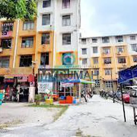 Rent this 3 bed apartment on Old Klang Road in Kuchai Lama, 58200 Kuala Lumpur