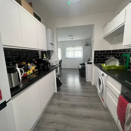 Image 9 - Studley Drive, London, IG4 5AH, United Kingdom - Apartment for rent