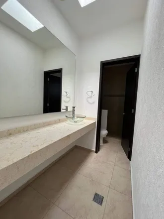 Buy this 15 bed apartment on Paraíso Country Club in Calzada Primaveras, Fraccionamiento Paseos del Río